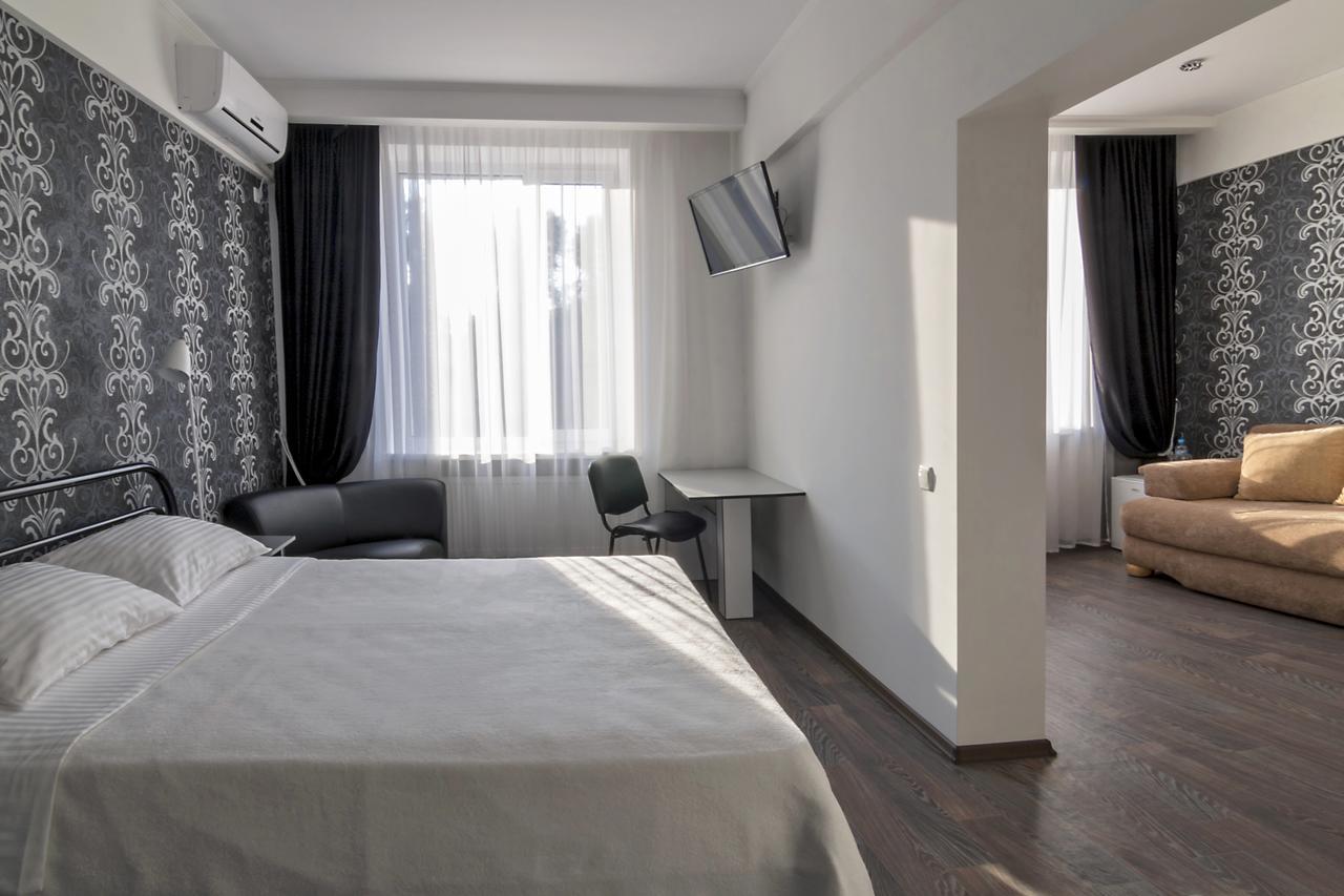 Centralny Hotel Krivoy Rog Ngoại thất bức ảnh