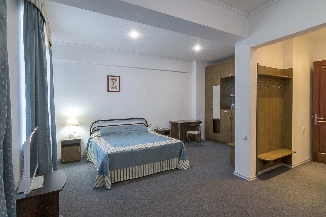 Centralny Hotel Krivoy Rog Ngoại thất bức ảnh