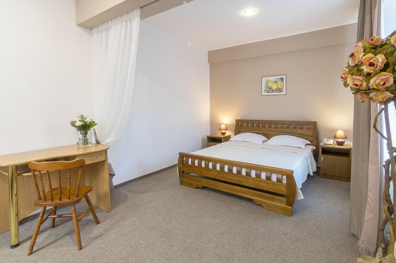 Centralny Hotel Krivoy Rog Ngoại thất bức ảnh
