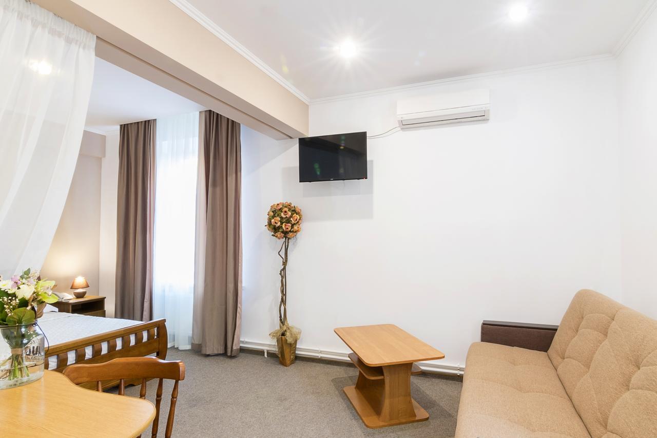 Centralny Hotel Krivoy Rog Ngoại thất bức ảnh